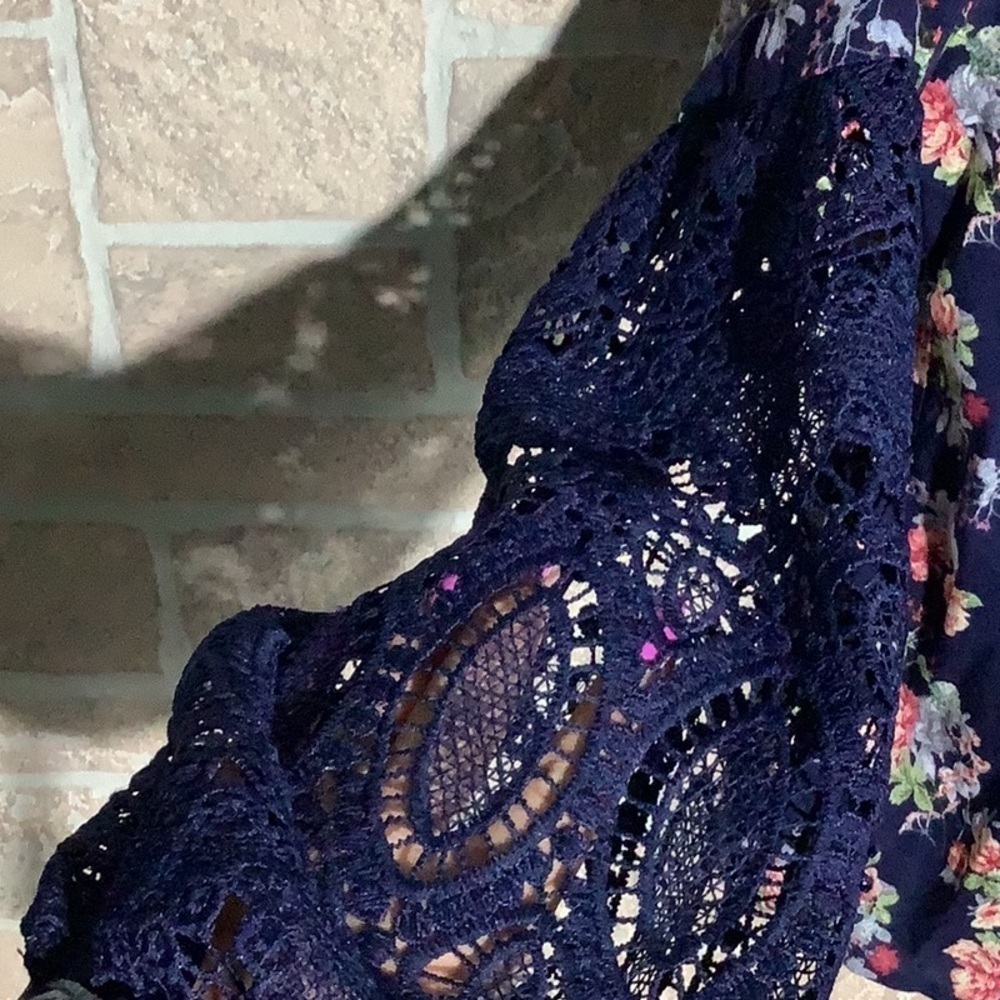 Available by Angela fashion - Sz L - ballon lace sleeve flowy keyhole top - Picture 7 of 7